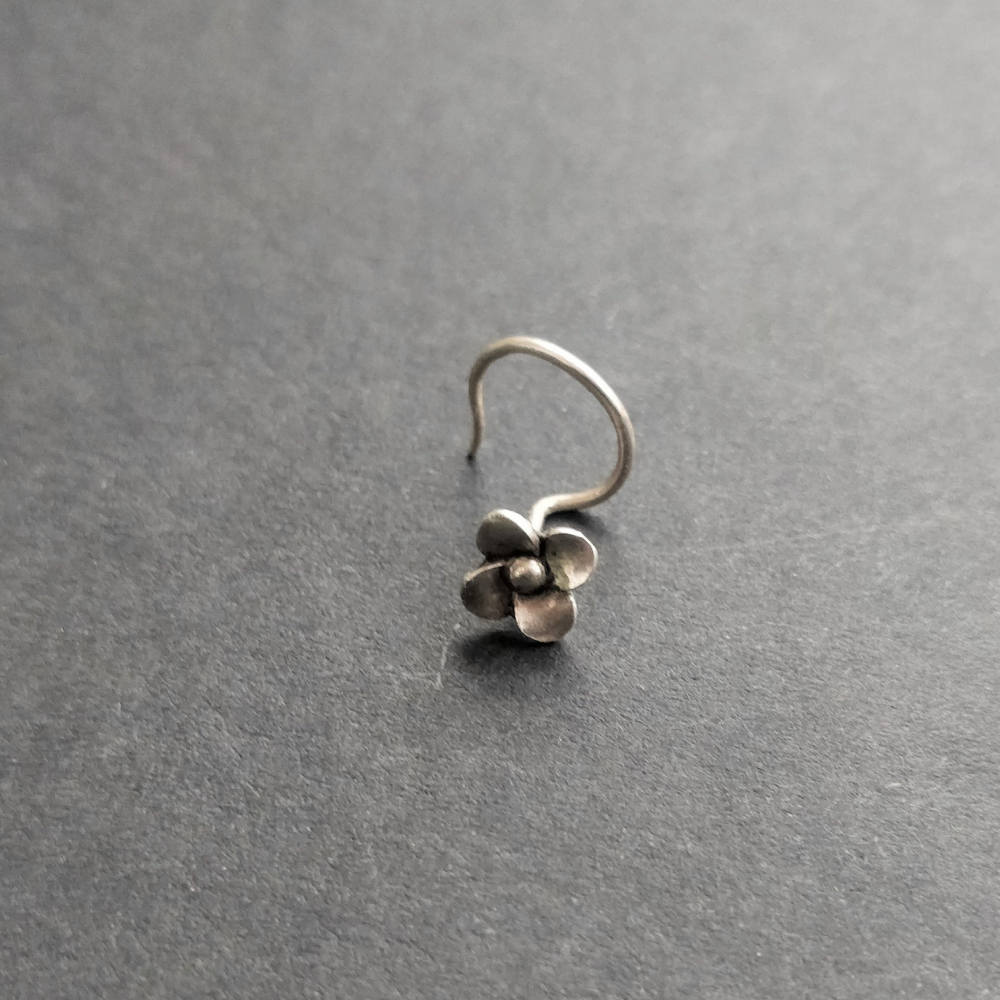 Quirksmith Tiny Flower Designed Nose Pin (Silver)