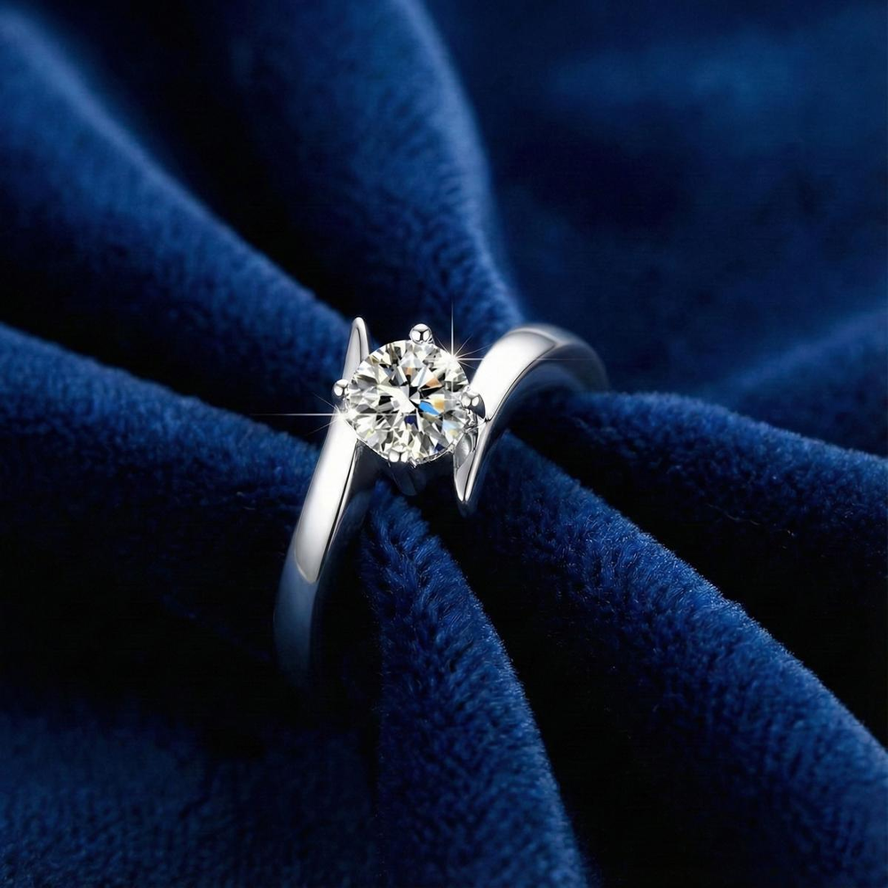 Designs & You Studded Contemporary Solitaire Adjustable Ring (Silver)
