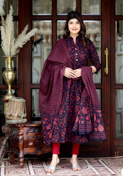 MiravanWomen's Maroon Pure Floral Printed Anarkali Kurta With Gold Print Dupatta