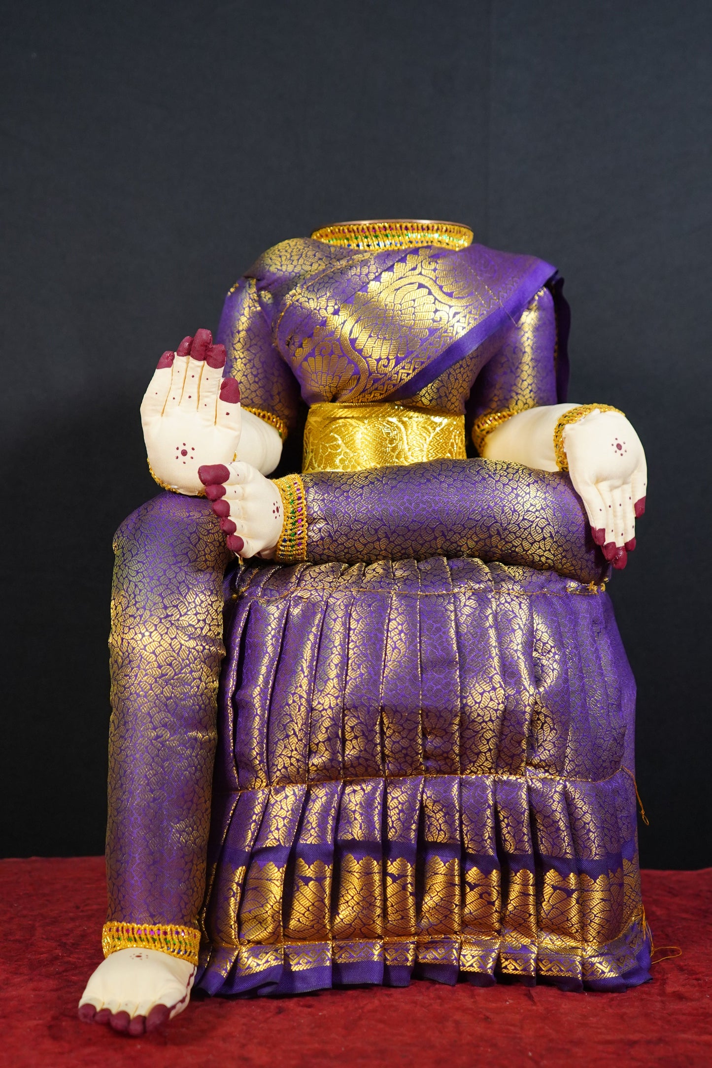 Varalakshmi Amman idol without face