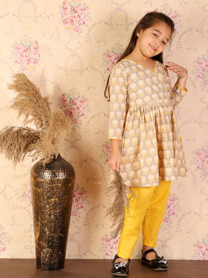 Vastramay girls gray yellow printed angrakha style kurti with pyjama