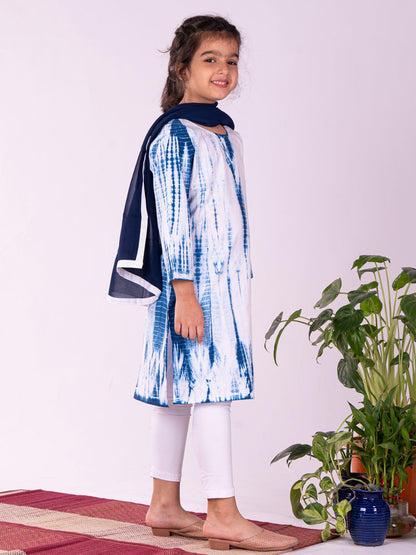 Vastramay Girls Blue & White Pure Cotton Tie-Dye Kurta Leggings & Dupatta Set