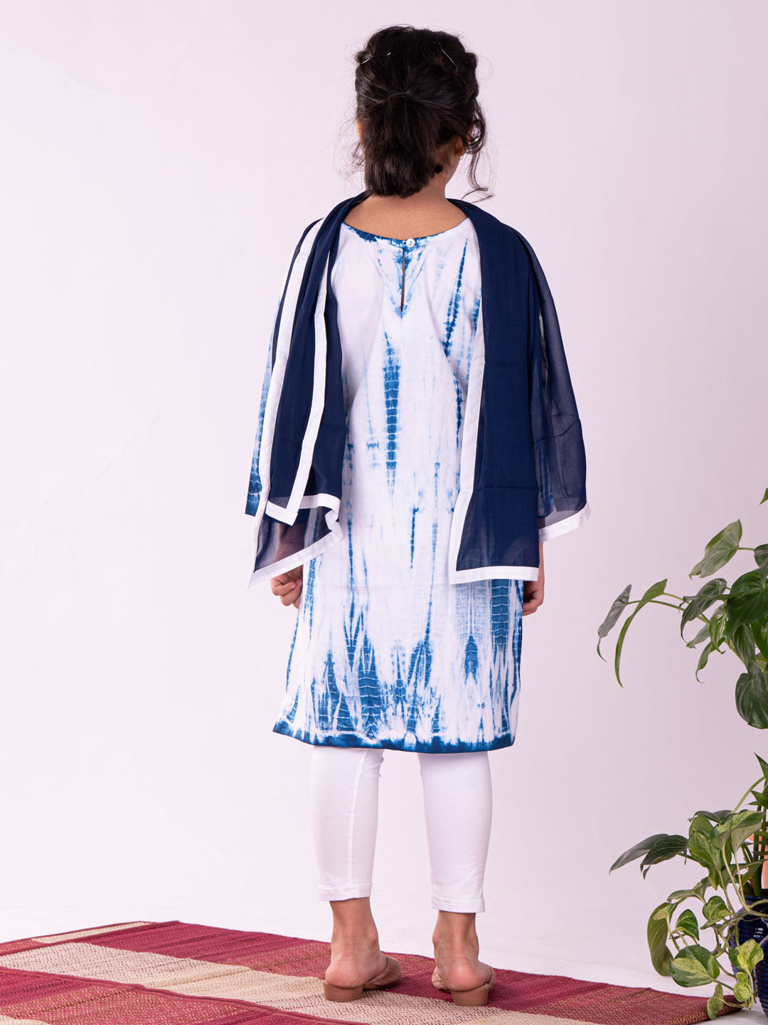 Vastramay Girls Blue & White Pure Cotton Tie-Dye Kurta Leggings & Dupatta Set