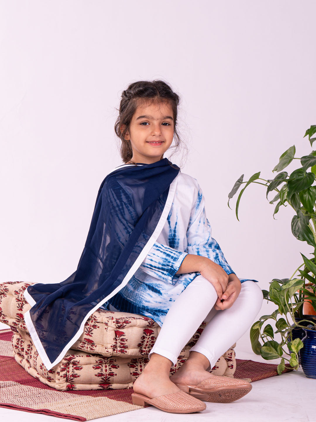 Vastramay Girls Blue & White Pure Cotton Tie-Dye Kurta Leggings & Dupatta Set