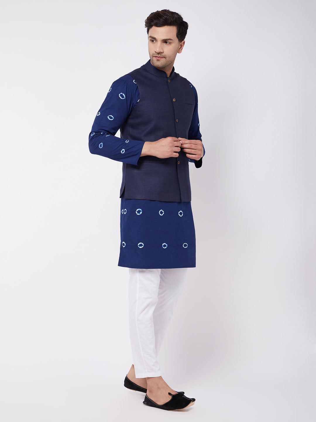 Vastramay mens navy blue solid nehru jacket with blue color bandhni print kurta and white cotton pant style pyjama