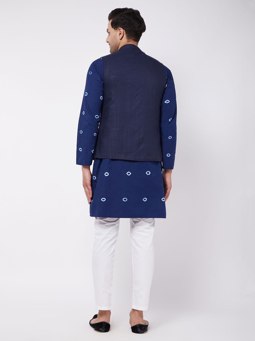 Vastramay mens navy blue solid nehru jacket with blue color bandhni print kurta and white cotton pant style pyjama