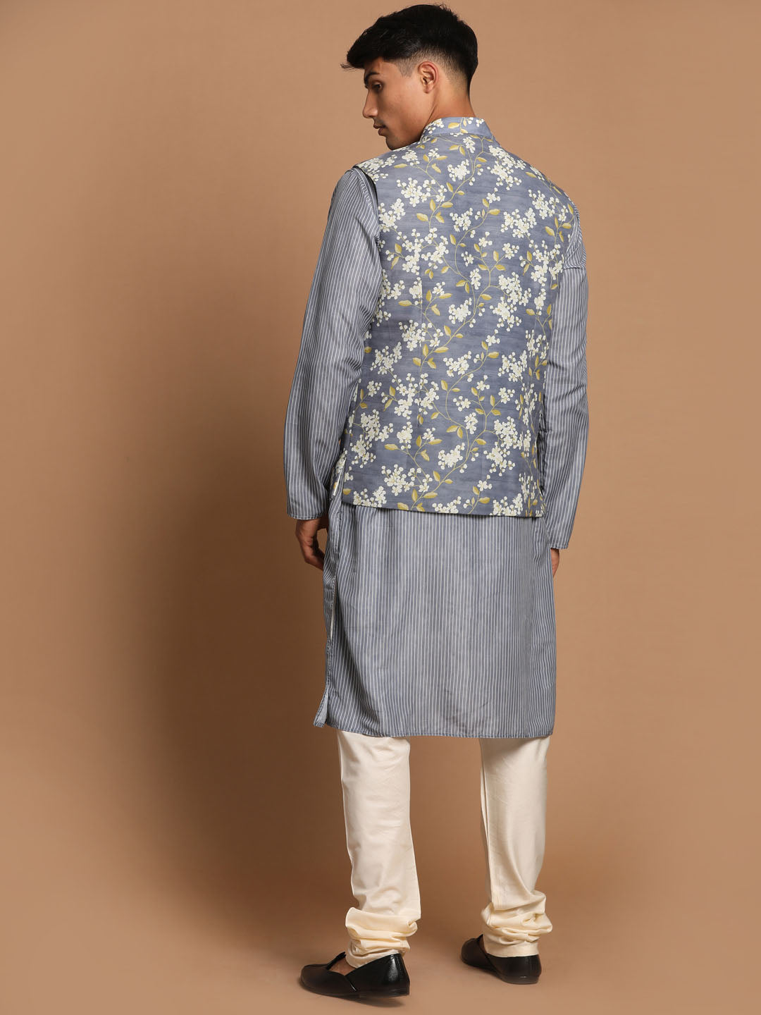 Vastramay Men's Grey Printed Nehru Jacket And kurta With Cream Pyjama Set