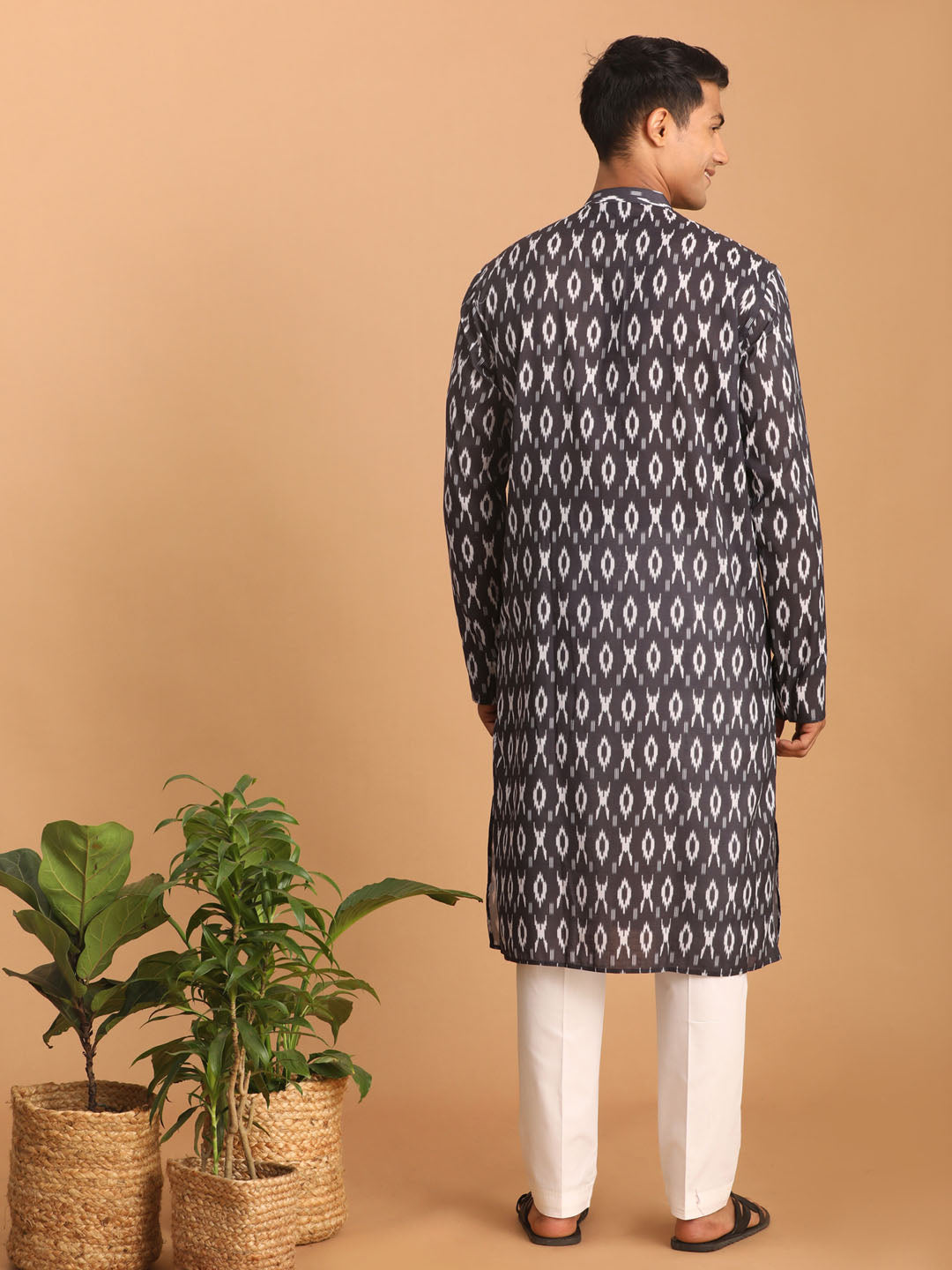 VASTRAMAY Men's Black Ikkat Print Cotton Kurta With Pant set