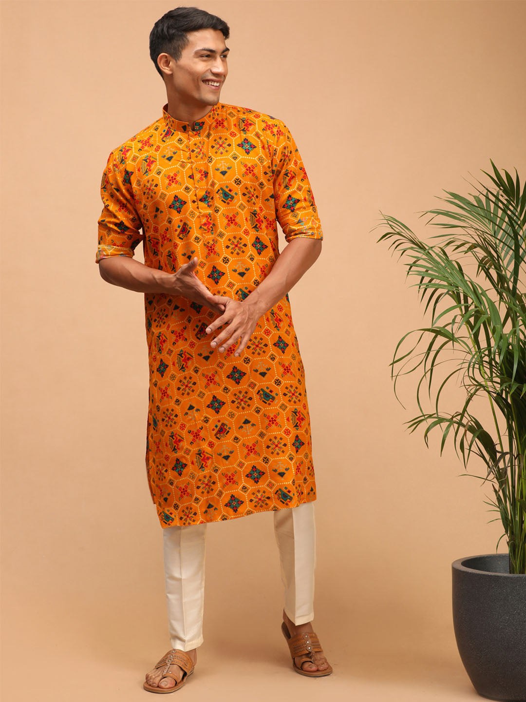 Vastramay Men's Yellow Printed Rayon Kurta