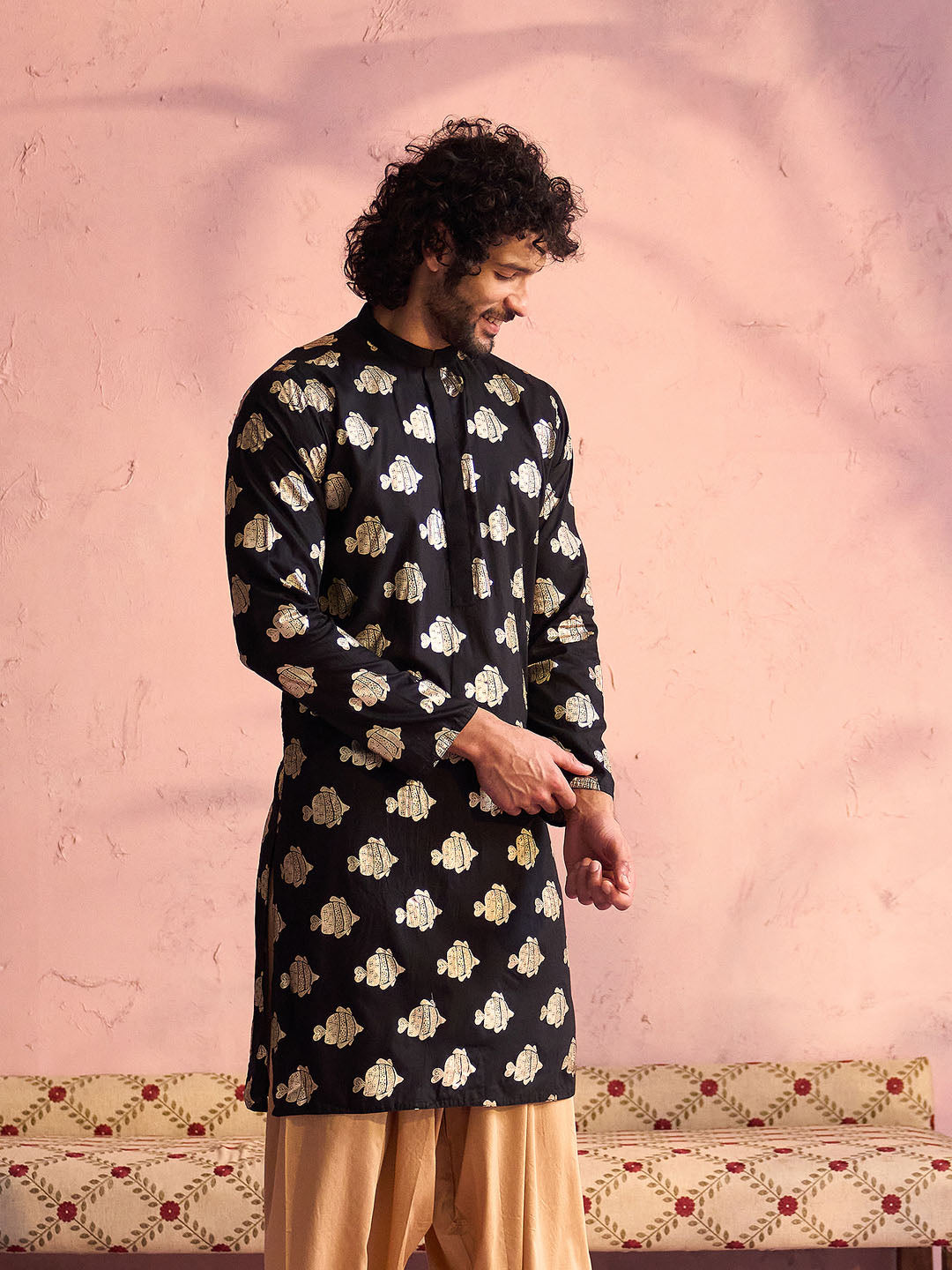 VASTRAMAY Men's Black Viscose Fish Motif Foil Print Kurta