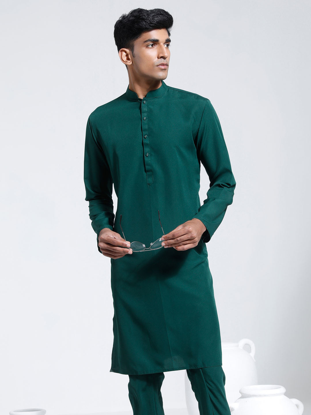 VASTRAMAY Men's Green Crepe Kurta