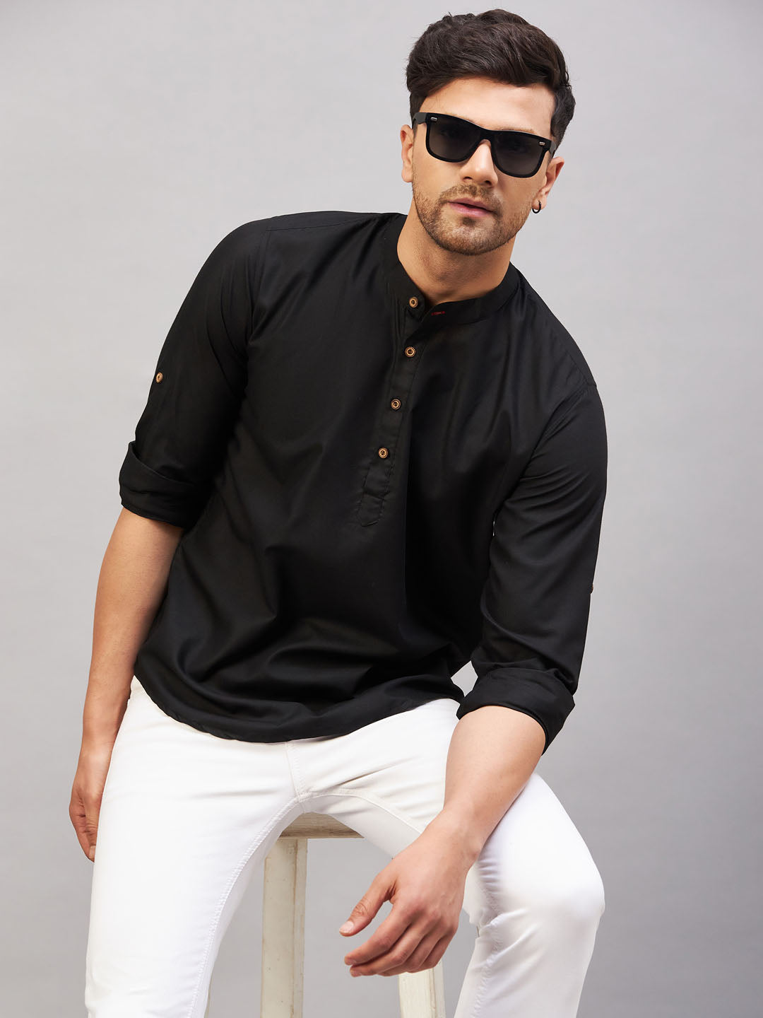 VM BY VASTRAMAY Men's Black Short Cotton Kurta