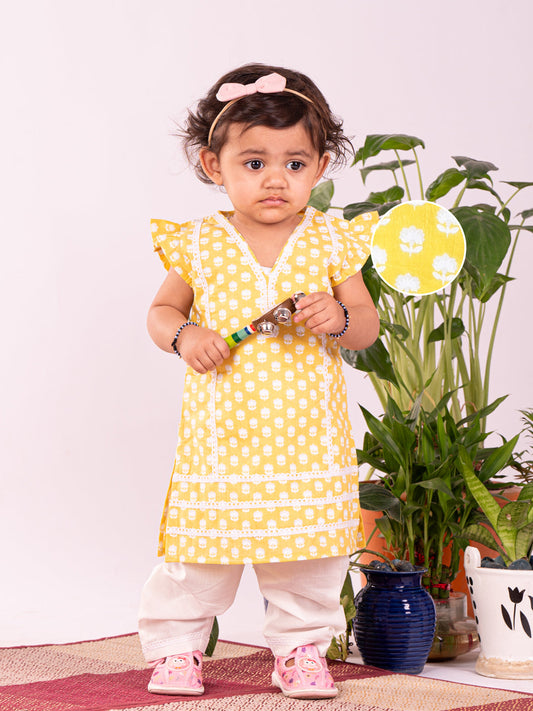 VASTRAMAY Girls' Yellow Kurta Set