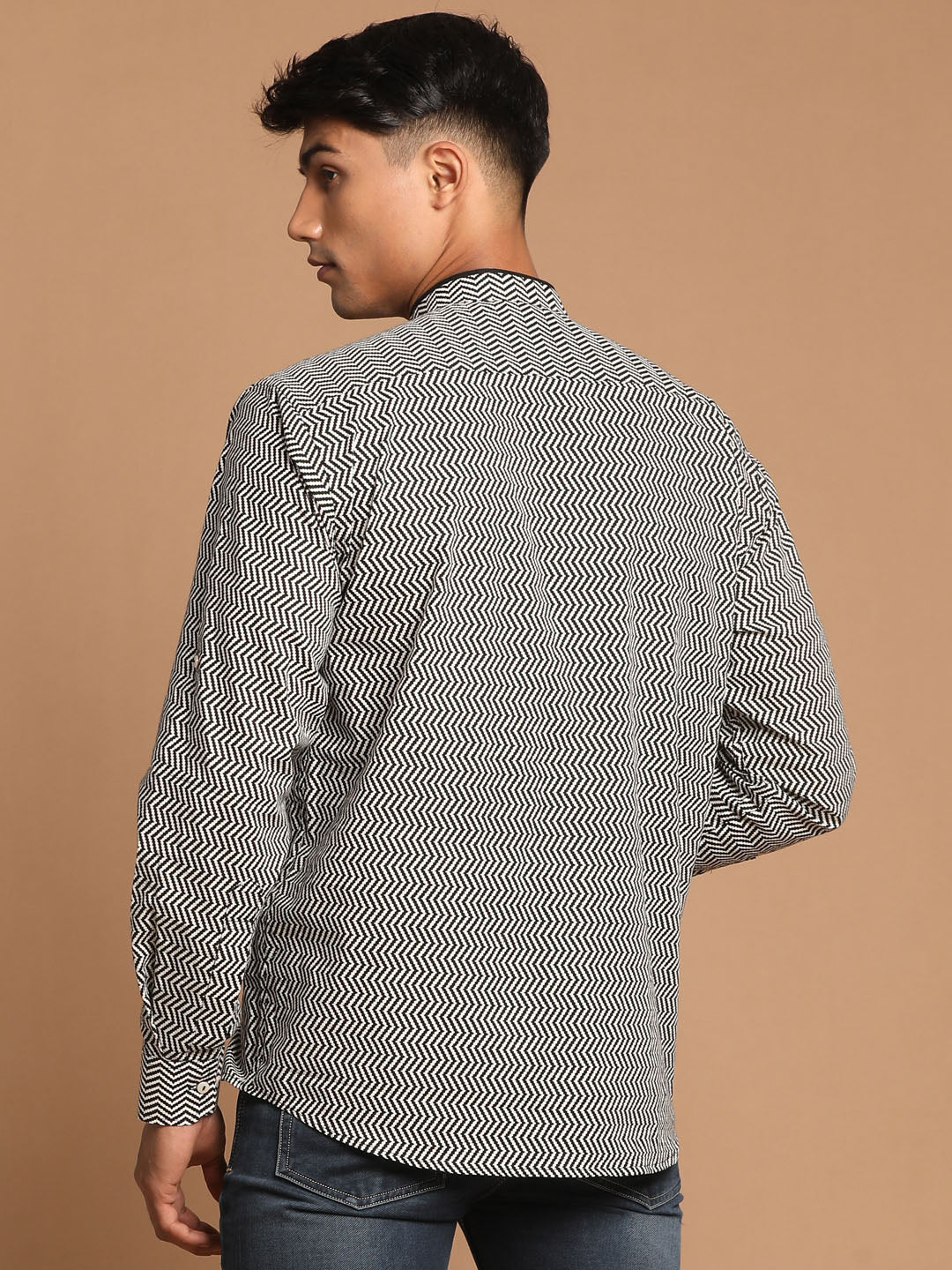 Vastramay mens black zig zag printed shirt