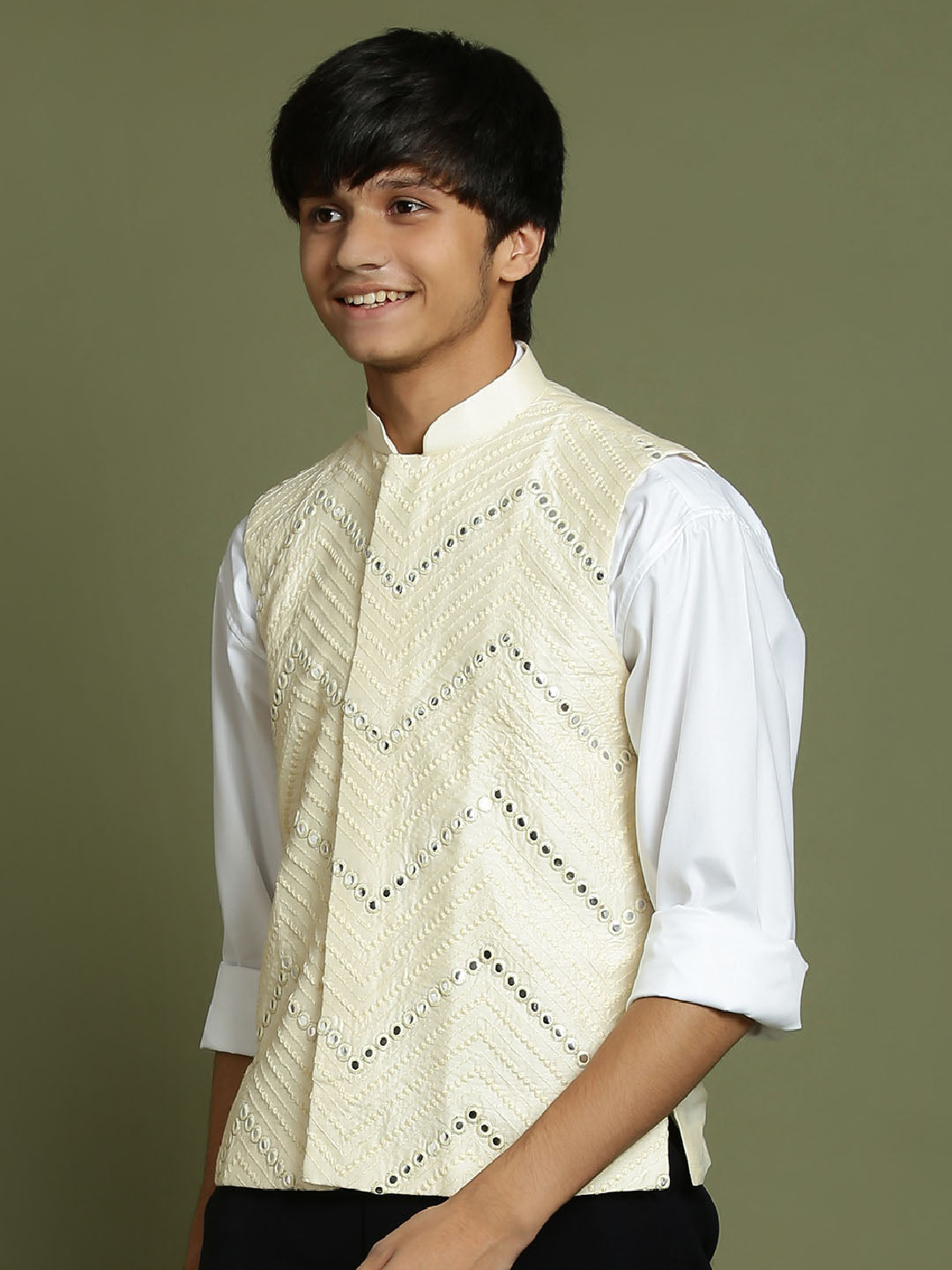 Yuva By VASTRAMAY Boys' Cream Mirror Work Ethnic Jacket