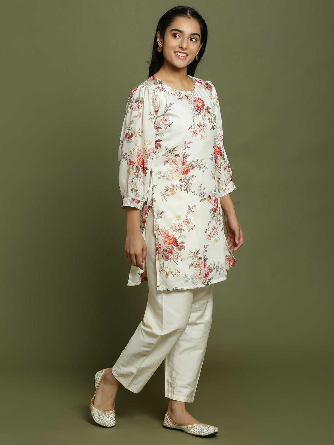 Yuva VASTRAMAY Girls Cream Floral Printed Kurta With Cream Pant Set