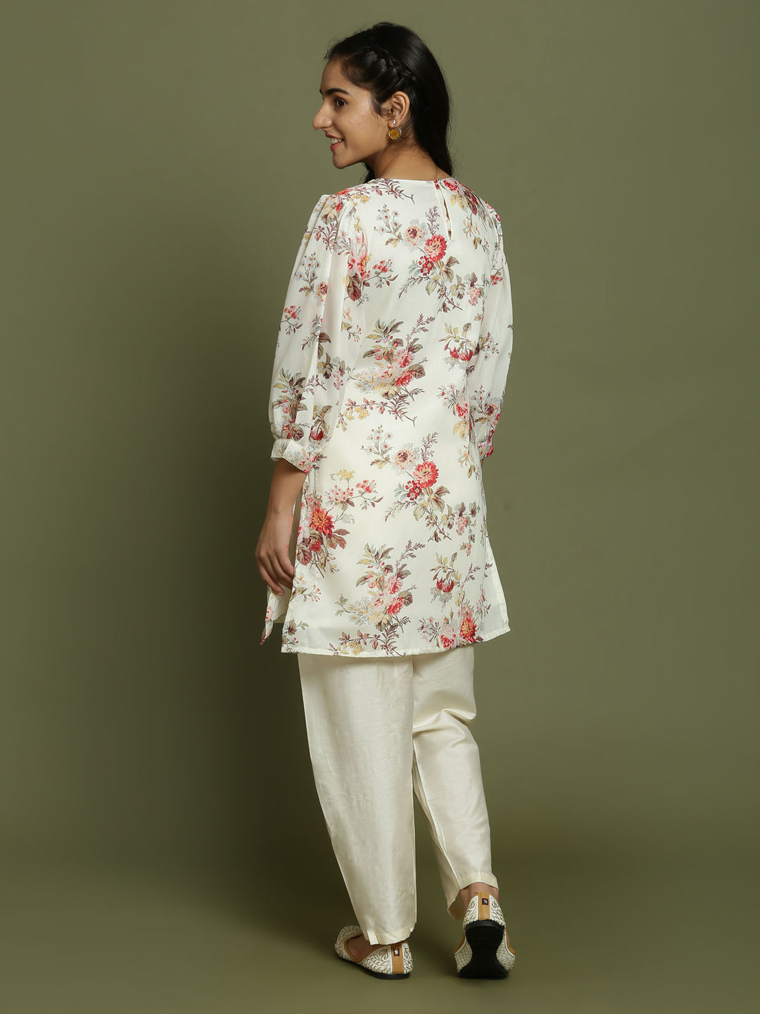 Yuva VASTRAMAY Girls Cream Floral Printed Kurta With Cream Pant Set